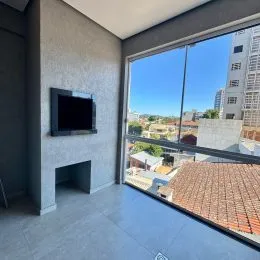 Sala de estar com vista panorâmica da cidade.