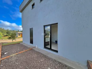 Fachada externa de uma residência em Lajeado, Brasil, com porta de vidro.
