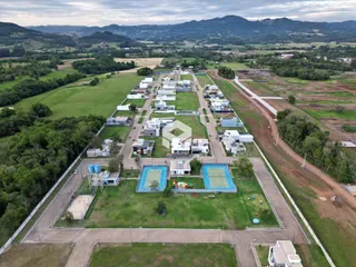 Vista aérea de um terreno com áreas verdes e piscina em Lajeado, Brasil.