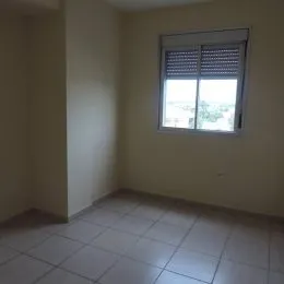 Interior de um cômodo com piso de cerâmica e janela.