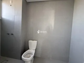 Foto de um banheiro moderno com revestimento cerâmico cinza.