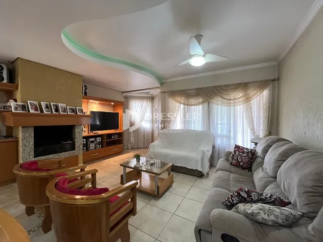 Sala de estar com sofá e móveis de madeira em um imóvel no Brasil.