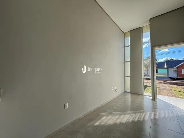 Espaço interno com paredes brancas e piso de cerâmica.