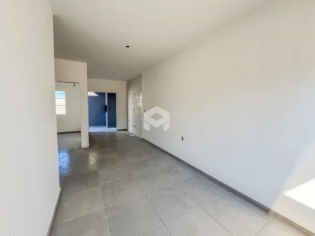 Corredor interno de uma residência com piso de cerâmica.
