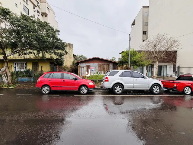 Vista da rua com veículos estacionados em Lajeado.