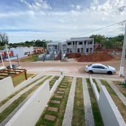Vista externa de uma área em construção com estruturas de concreto em Lajeado, Brasil.