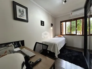 Quarto com cama e mesa de trabalho em um apartamento.