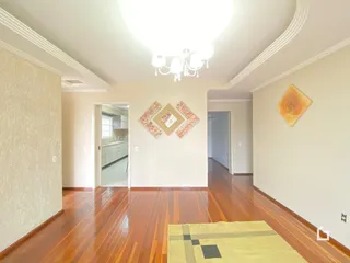 Hall de entrada com piso de madeira e paredes claras.
