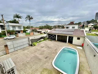 Foto da área externa com piscina de uma residência em Lajeado.
