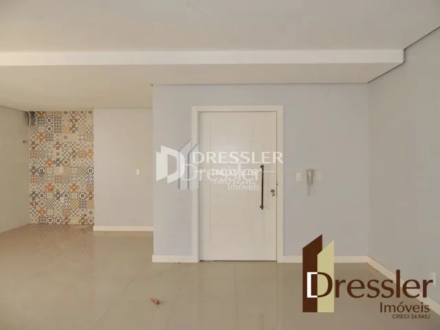 Hall de entrada com parede de azulejos na propriedade.