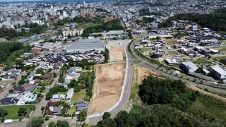 Vista aérea de uma área residencial e industrial em Lajeado, Brasil.
