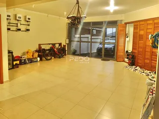 Sala de estar com piso de cerâmica e portas de vidro.