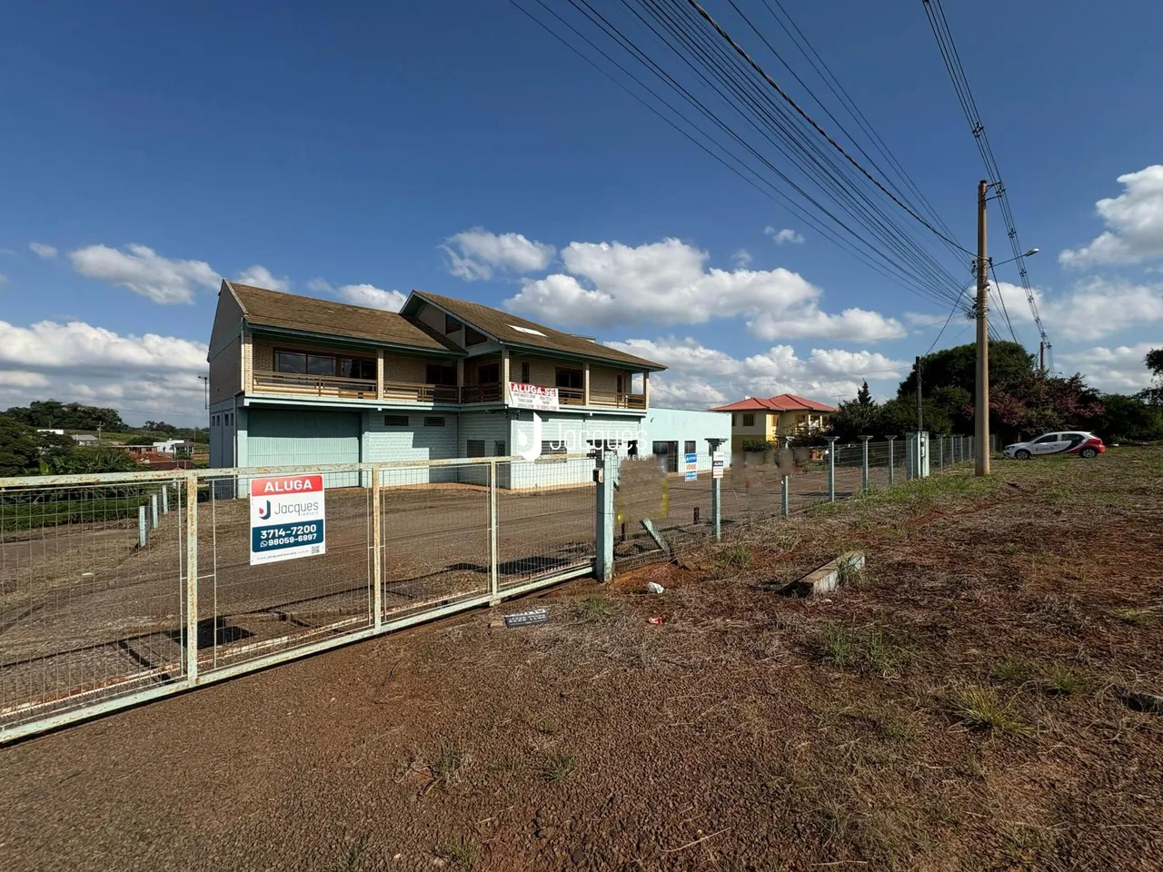 Vista externa de uma propriedade em Lajeado, Brasil, cercada por uma cerca de arame.
