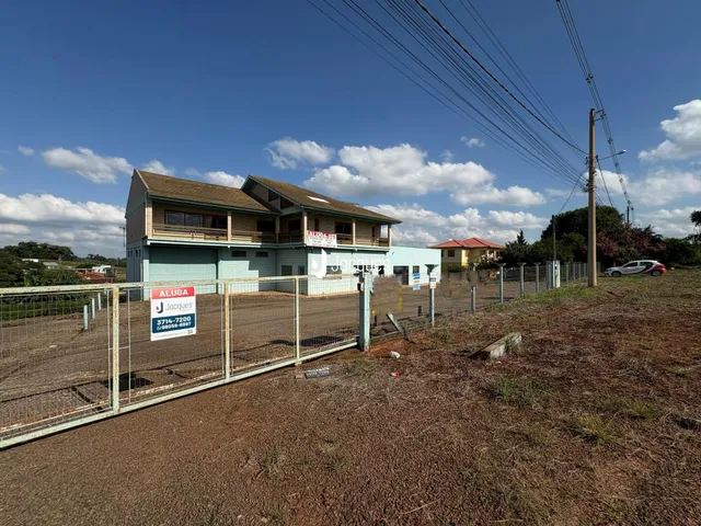 Vista externa de uma propriedade em Lajeado, Brasil, cercada por uma cerca de arame.
