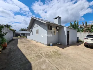 Vista externa de uma casa em Lajeado, Brasil, com quintal pavimentado.
