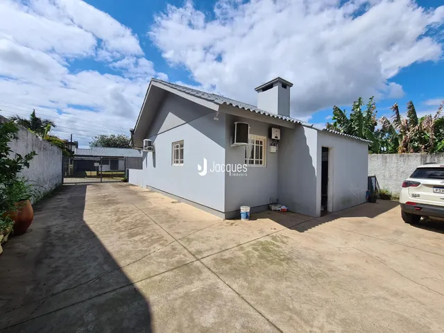 Vista externa de uma casa em Lajeado, Brasil, com quintal pavimentado.
