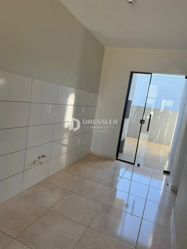 Hall de entrada com piso de cerâmica claro.