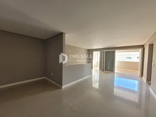 Interior de uma sala com paredes cinzas e piso claro.