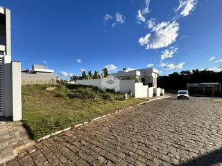 Fachada de uma casa moderna em Lajeado, Brasil, com jardim e entrada pavimentada.