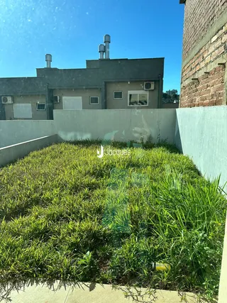 Fachada de uma residência com gramado em primeiro plano.