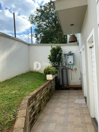 Vista da fachada e jardim de uma residência em Lajeado.