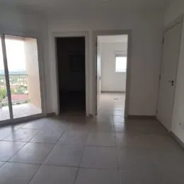 Corredor interno com piso de cerâmica e portas.