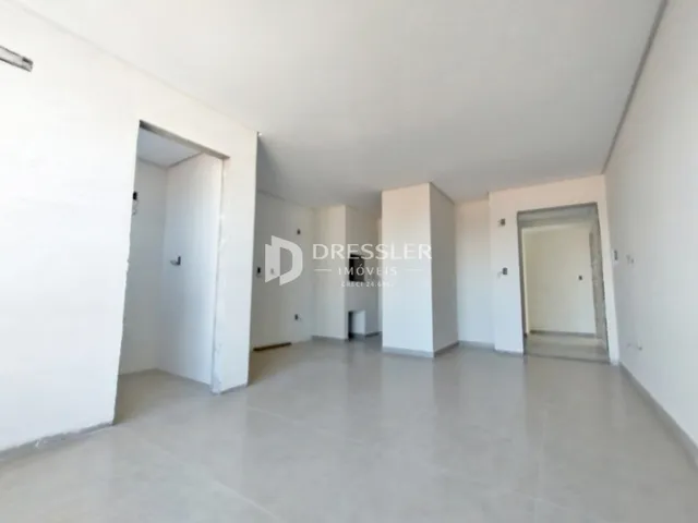 Hall de entrada de uma residência com paredes brancas.