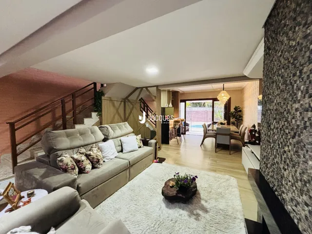 Sala de estar com sofá e piso claro em um imóvel no Brasil.