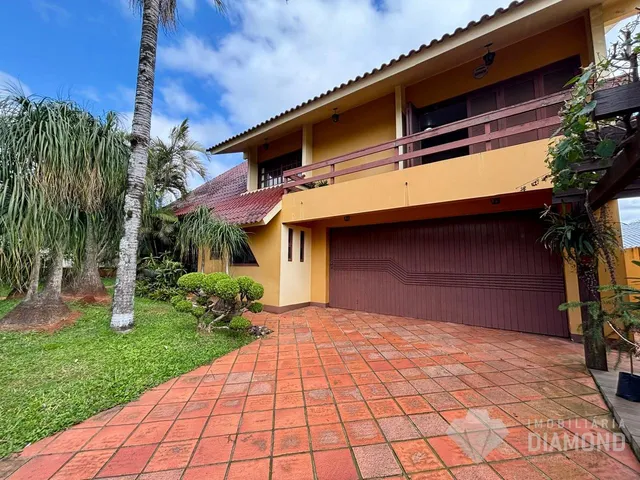 Fachada de uma residência em Lajeado, Brasil, com jardim e garagem.