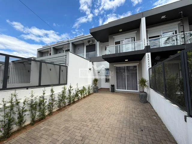 Fachada de uma residência moderna com área externa pavimentada em Lajeado, Brasil.