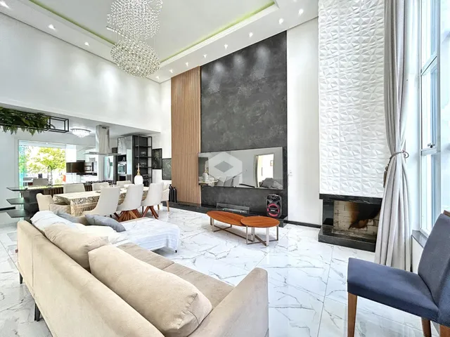 Sala de estar moderna com piso de mármore e lareira em um imóvel em Lajeado.
