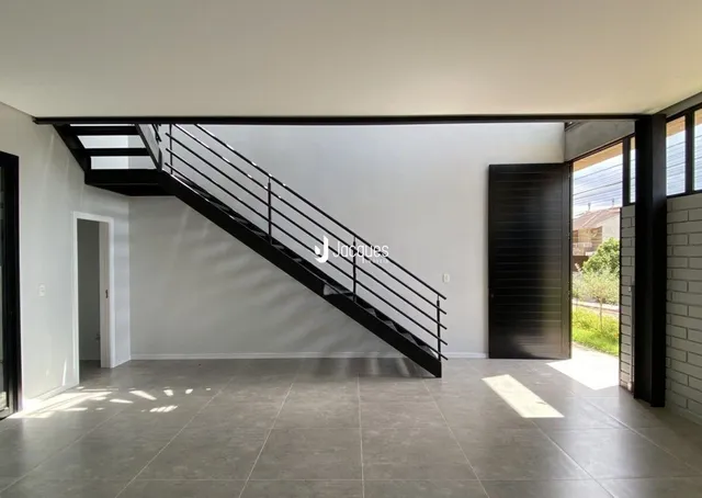 Vista de um hall com escadaria em um imóvel em Lajeado.