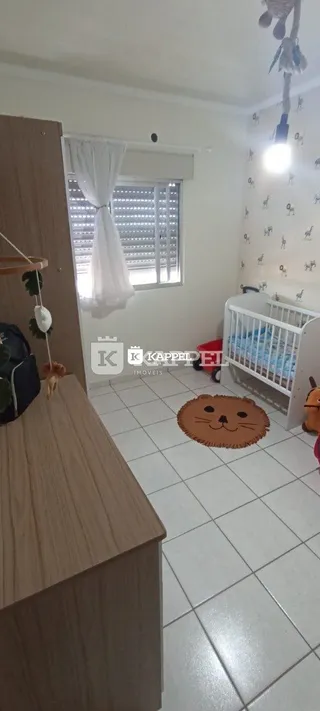 Foto de uma parede decorada com papel de parede branca em um ambiente interno.