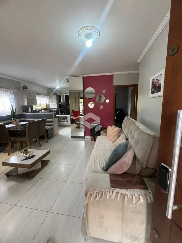 Sala de estar com piso de cerâmica clara e sofá de cor clara.