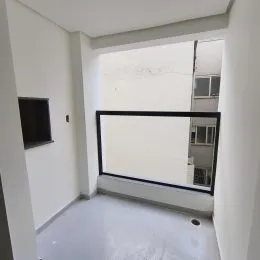 Hall de entrada com vista para o exterior.