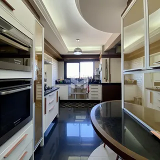 Interior de uma cozinha moderna com armários e piso de alto brilho.