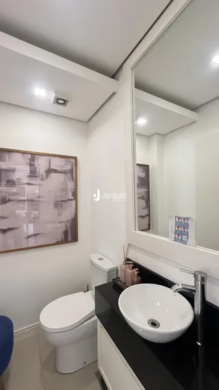 Foto de um banheiro moderno com pia e vaso sanitário.