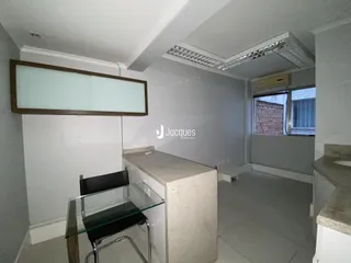Interior de uma sala com bancada e janela em um imóvel no Brasil.