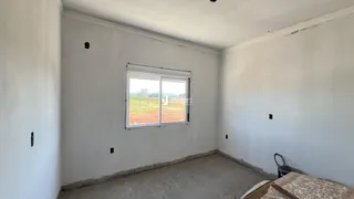 Parede branca com janela em um ambiente interno.