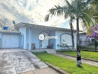 Fachada de uma casa em Lajeado, Brasil, mostrando a entrada principal e a garagem.
