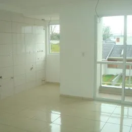 Ambiente interno com paredes brancas e piso claro.