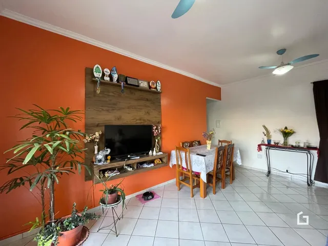 Sala de estar com paredes laranjas e decoração de madeira.