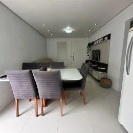 Uma sala de estar com sofá e cadeiras é visível na propriedade.