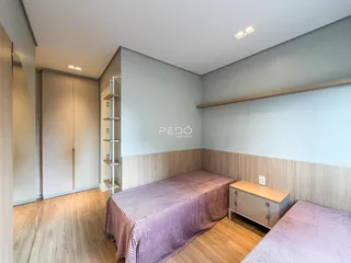 Quarto com piso de madeira e armário em um imóvel no Brasil.