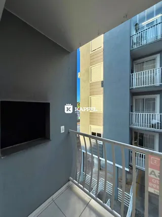 Vista da varanda de um prédio residencial em Lajeado, mostrando o parapeito metálico.