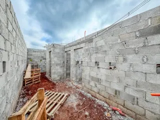 Vista externa de paredes de concreto em construção em Lajeado.