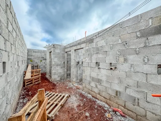 Vista externa de paredes de concreto em construção em Lajeado.