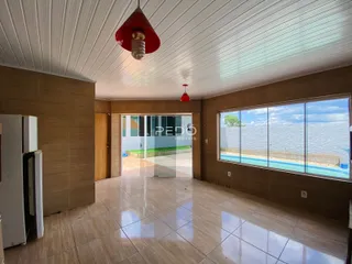 Sala de estar com vista para o mar e piscina.