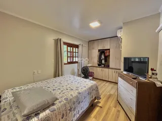 Quarto com cama e armários de madeira.