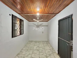 Hall de entrada com piso de porcelanato e forro de madeira.